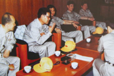 为了进建表国先进技术和治理步骤，前往引进技术与设备的国度进行实地调查。薛仲光厂长在日本。