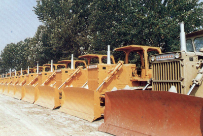 产品整装待发。自1984年对销售尝试了承包责任造，调动了职工的积极性，加强了责任感，从而扭转了从前等、靠、要的被动局面。