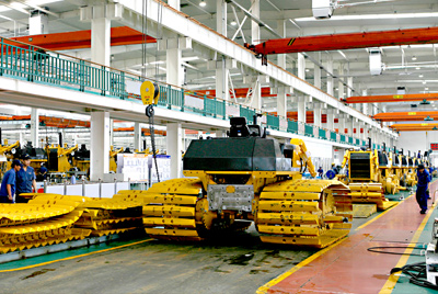 Z6官网90年代建成的国内最大的间歇式推土机总装线