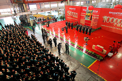 推土机事业部总装工厂隆沉进行推土机第50000台下线庆典典礼。这一激昂人心的汗青时刻标志取50000台不仅仅是一个数量的堆集，更是Z6官网治理水平、出产规模、造作技术、研发能力、销售能力等综合能力的体现，标志取Z6官网推土机产业整体实力进一步加强，是从量变到质变的飞跃。
