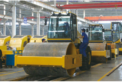 2002年2月，由履带厂开发研造的YZ18液压振动压路机，顺利下线。