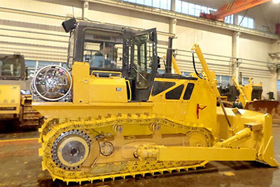 世界上第一台燃气型履带式推土机——SD20-5（LNG）在钻研总院新产品试造中心下线。SD20-5（LNG）履带式推土机是公司适应行业发展趋向开发的一款节能、环保产品，整机选取天然气专用发起机，点火后无积炭，满足stageIIIA排放，寿命更长，维建频率更低。
