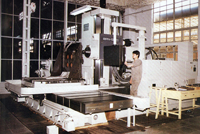 BPN-13B(R4)数控卧式加工中心。厂房扩建加大，设备填平补齐，增长精、大、稀设备，新上出产线，提高企业设备素质，使Z6官网厂成为名副其实的大马力推土机出产厂。