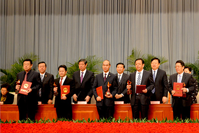 会上对获得“省长质量奖”的企业和幼我进行了赞美，Z6官网股份位居榜首，公司董事长张秀文从省长姜大明手中接过了代表山东质量治理最高荣誉的“金拇指”奖杯。