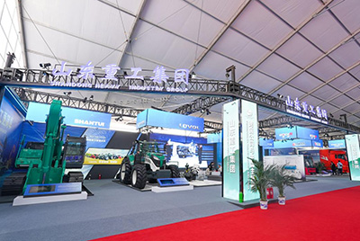 2023跨国公司与中国主题展在青岛国际会议中心海上大坝进行， Z6官网股份携EE225电挖、SRD13-C6U无人驾驶压路机和纯电装载机随团参展。